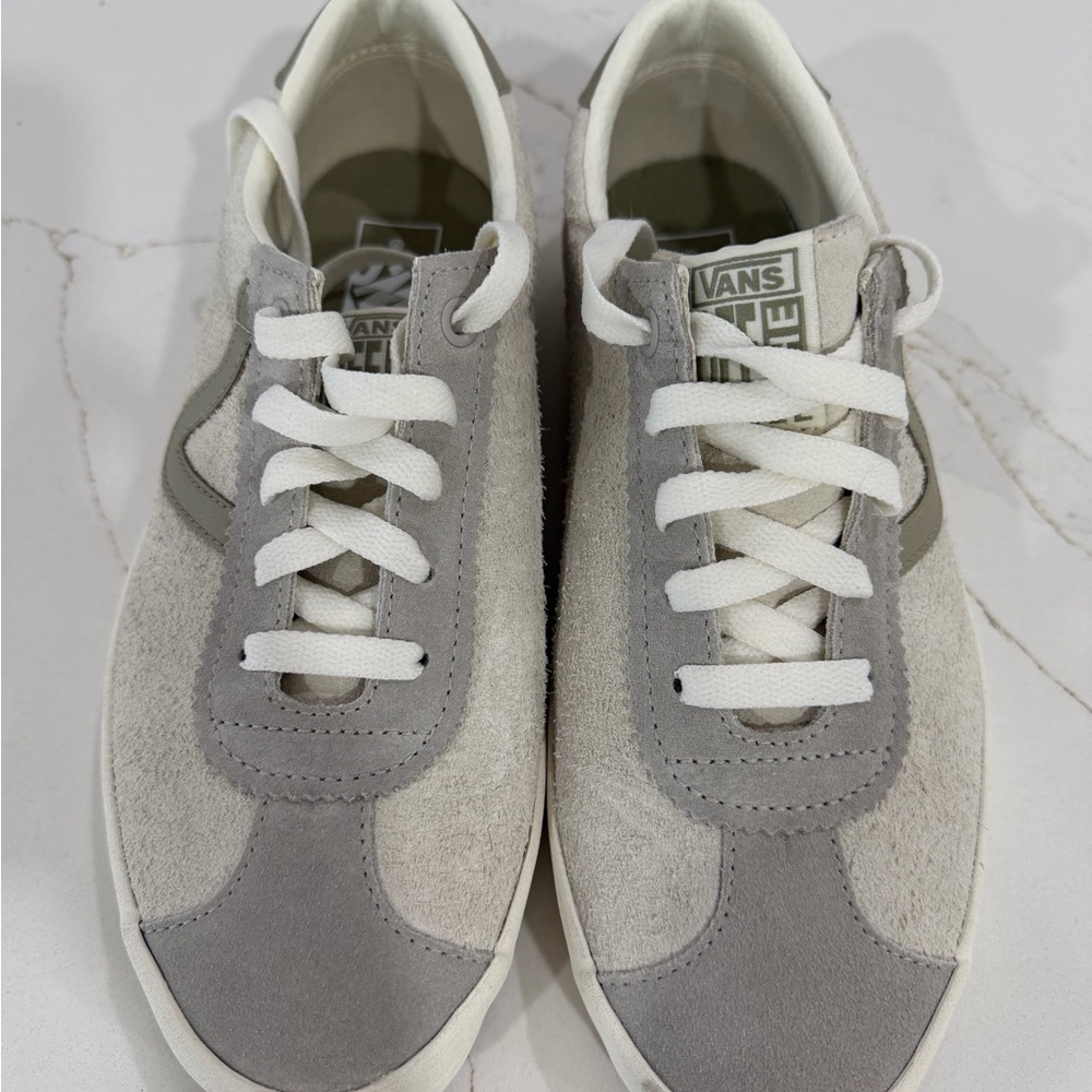 Vans Men’s Light Gray and White Suede Low-Top Sneakers